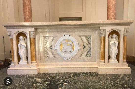 Bàn thờ làm bằng đá Công giáo